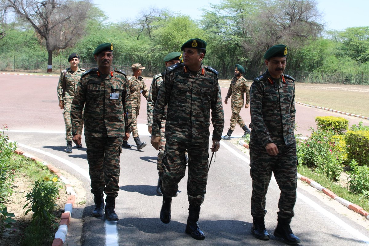 SWComd_IA's tweet photo. #LtGenDhirajSeth #ArmyCdrSWC visited #SriGanganagar Military Station for reviewing op preparedness and deliberations on strategic & operational aspects. The Army Commander highlighted the importance of evolving Techniques, Tactics, and Procedures to overcome the challenges of operations in Obstacle Ridden Terrain through integration of cutting-edge technologies to secure a decisive edge in future conflicts. He also emphasised on deriving important lessons from the fluid global security landscape and incorporating the same in own training and exercises for sustained operational readiness.
#YearofTechAbsorption
#ChetakCorps
#AmoghDivison
#SaptaShaktiCommand 
@adgpi
@HQ_IDS_India 
@PRODefRjsthn