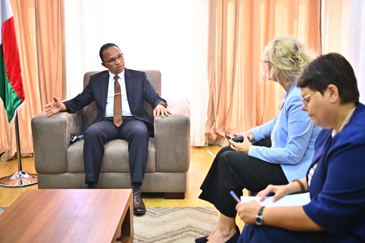 EvaUNICEF's tweet photo. During today's meeting with the Minister of Water, Fidiniavo Ravokatra, our discussion centered on the accelerated joint efforts towards access to clean water and hygiene in schools, health centers and communities for every child. https://t.co/3NgI7PqiPo