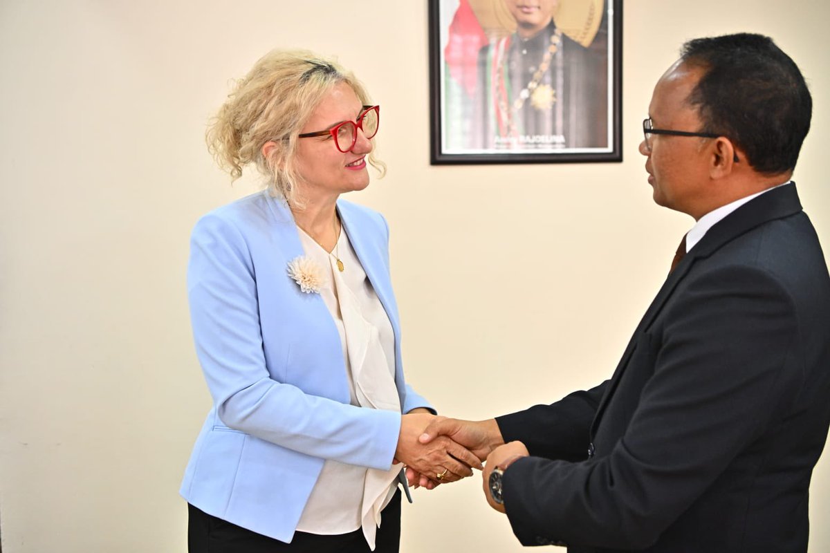 EvaUNICEF's tweet photo. During today's meeting with the Minister of Water, Fidiniavo Ravokatra, our discussion centered on the accelerated joint efforts towards access to clean water and hygiene in schools, health centers and communities for every child. https://t.co/3NgI7PqiPo