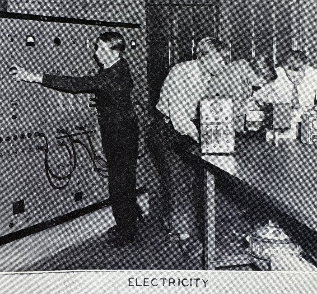 OaklandHistory's tweet photo. Vocational and elective classes at Pontiac High School in the 1940s included Office Practice, Electricity, Art, and Weaving. Pontiac, Michigan. #TheWayItWas https://t.co/TZJhJBDzv9