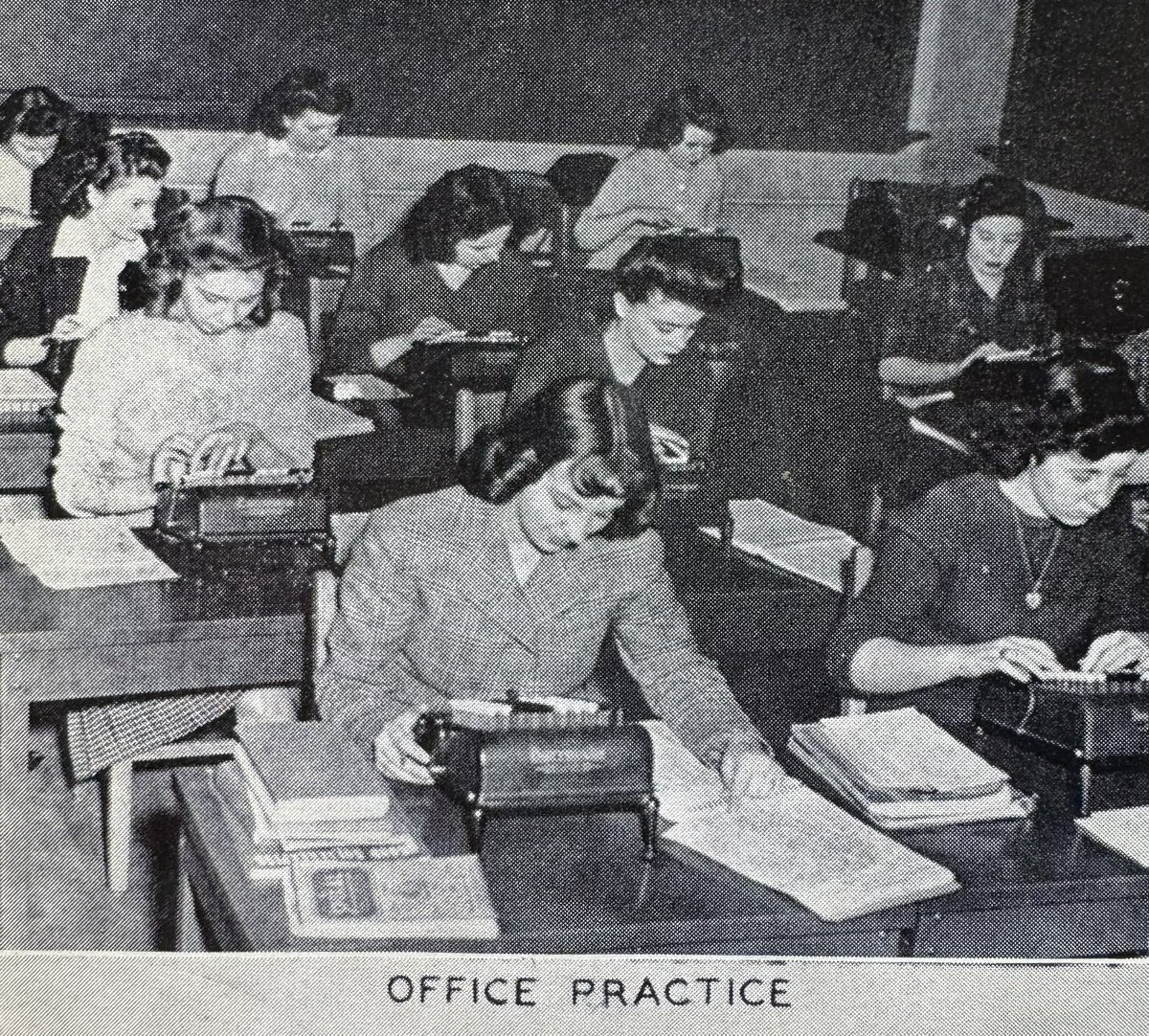 OaklandHistory's tweet photo. Vocational and elective classes at Pontiac High School in the 1940s included Office Practice, Electricity, Art, and Weaving. Pontiac, Michigan. #TheWayItWas https://t.co/TZJhJBDzv9