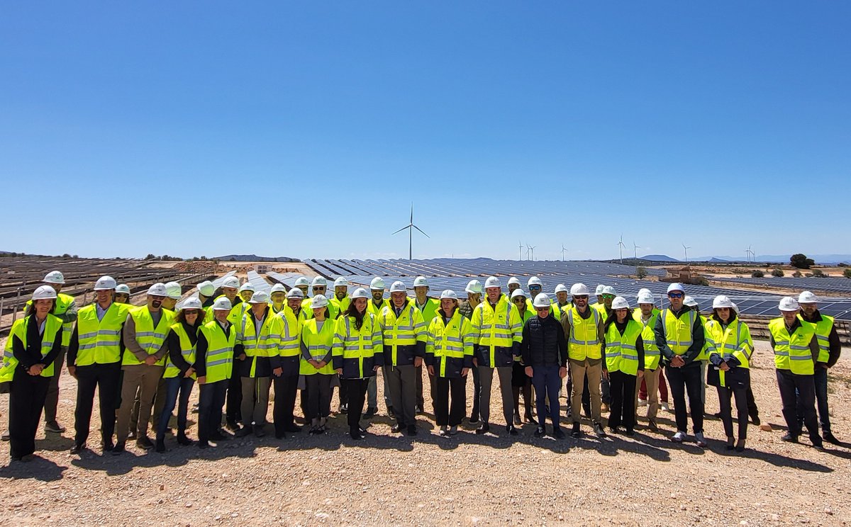 La nueva planta fotovoltaica entre #Jumilla y #Yecla dispone de casi 50 megavatios y dará servicio a más de 21.000 viviendas. La #RegiónDeMurcia cuenta con una potencia instalada de energía fotovoltaica de 1.620 megavatios, además de otros 2.100 tramitándose por la…