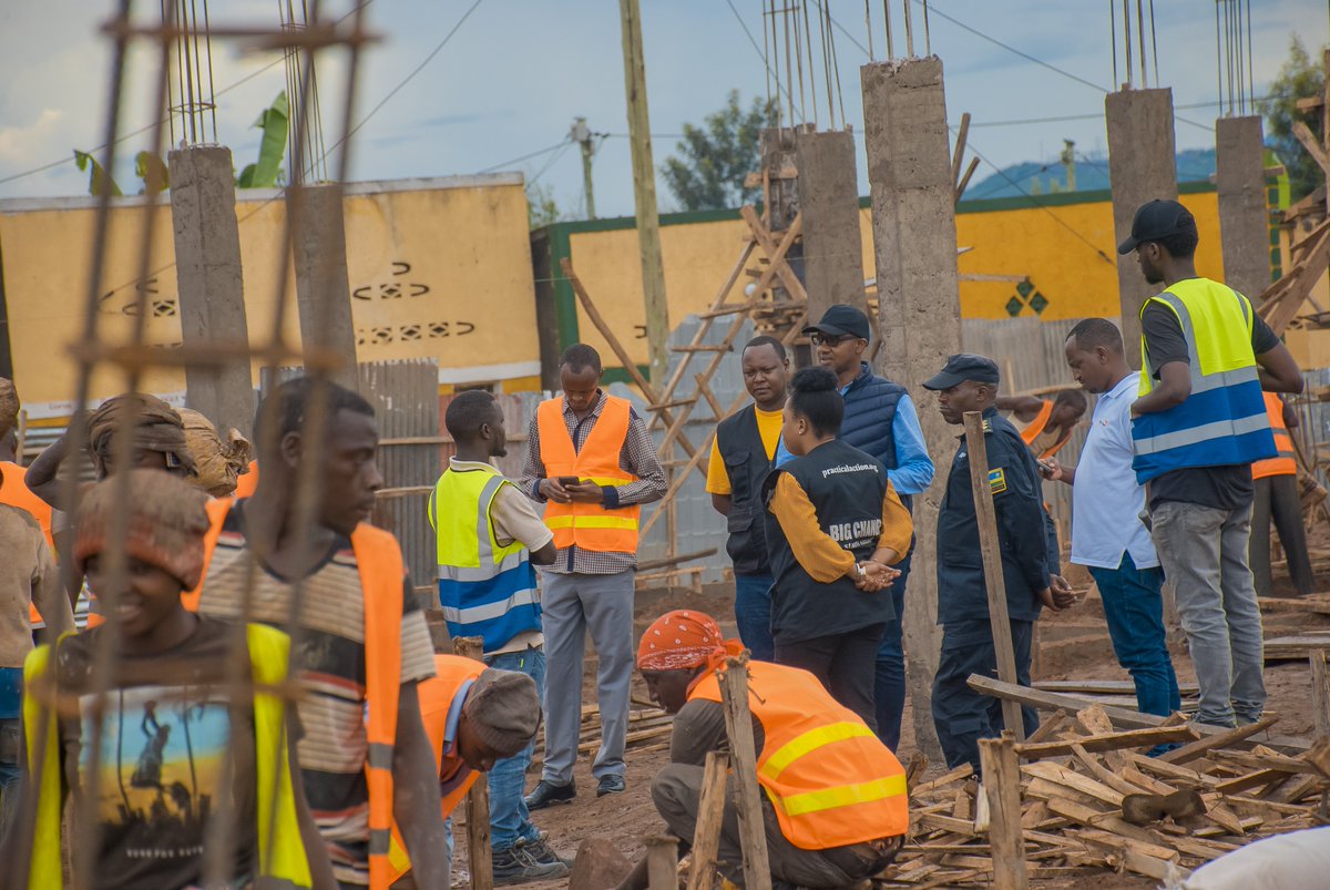 KireheDistrict's tweet photo. Umuyobozi w'Akarere @rangira yasuye inyubako y'ubucuruzi iri kubakwa n'umufatanyabikorwa @RwandaPA mu Kagari ka munini @KireheMahama ,n'inyubako yitezweho kongera urujya n'uruza rw'abakorera ubucuruzi muri aka gace ka mahama https://t.co/phIOvpcCvo