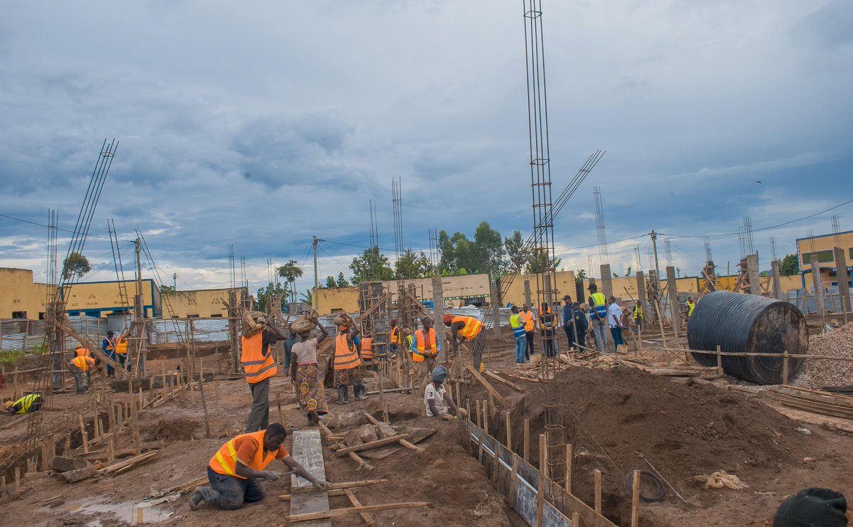 KireheDistrict's tweet photo. Umuyobozi w'Akarere @rangira yasuye inyubako y'ubucuruzi iri kubakwa n'umufatanyabikorwa @RwandaPA mu Kagari ka munini @KireheMahama ,n'inyubako yitezweho kongera urujya n'uruza rw'abakorera ubucuruzi muri aka gace ka mahama https://t.co/phIOvpcCvo
