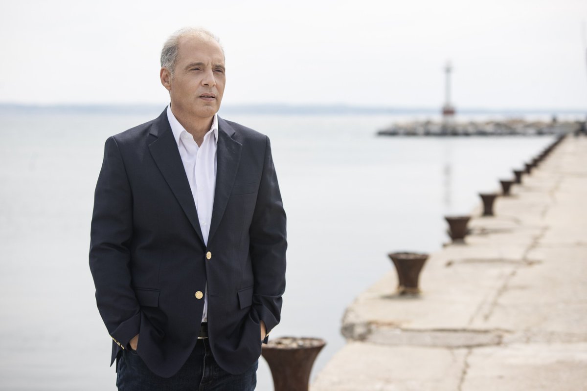 velopky's tweet photo. Καλό θα είναι οι συνάδελφοι βουλευτές και υπουργοί, που υπερψήφισαν τον αντιχριστιανικο νόμο για τον γάμο ομοφυλόφιλων ζευγαριών και την υιοθεσία παιδιών,να σεβαστούν τουλάχιστον τις αγιες μέρες του Πάσχα και να μην διχάζουν το χριστεπωνυμο πλήθος," πιάνοντας στασιδι" στις εκκλησίες για ψηφοθηρικους και μονο λογους!     Είναι απορίας αξιον πως κάποιος που νομοθετει εναντίον του δόγματος της εκκλησίας, να έχει την απαίτηση να εισέρχεται στον οικο του Κυρίου στον οποίο δεν πιστεύει,γιατί εάν πιστευε δεν θα ψηφιζε! Είναι το λιγότερο οξύμωρο! Καλό θα είναι λοιπόν να μην διχάσουν περισσότερο ! ΦΤΑΝΕΙ!Μακριά από τις εκκλησίες του Πάσχα αγαπητοί συνάδελφοι #βελοπουλος