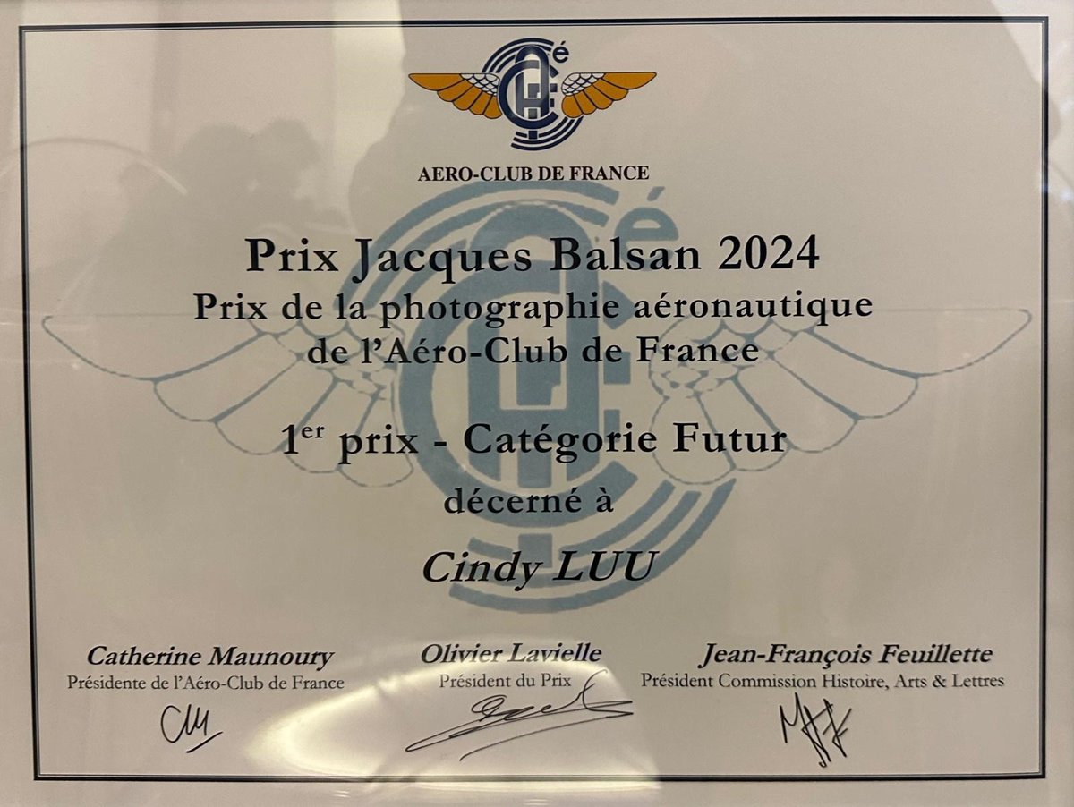 #Photo | BZ à la reporter d’images Cindy Luu qui a remporté hier le 1er prix « Jacques Balsan » de l’ @AeroclubFrance dans la catégorie « Futur » pour sa photographie de l’hélitreuillage de @Thom_astro ! 👏🏆