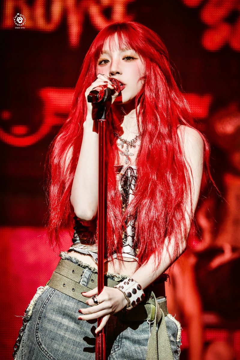 kpopsapphic's tweet photo. Yuqi ((G)I-DLE) https://t.co/3xf67oI5rL