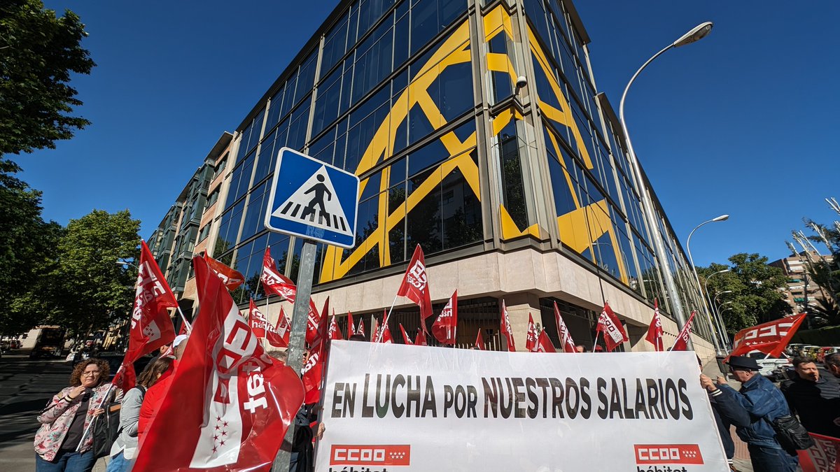 📢Concentración de la plantilla de #Prosegur Soluciones de Seguridad exigiendo la aplicación del convenio de seguridad ‼️Demandan la aplicación del convenio de empresas de seguridad privada y no uno de empresa que ya está caducado 👇Noticia: madrid.ccoo.es/noticia:691892…