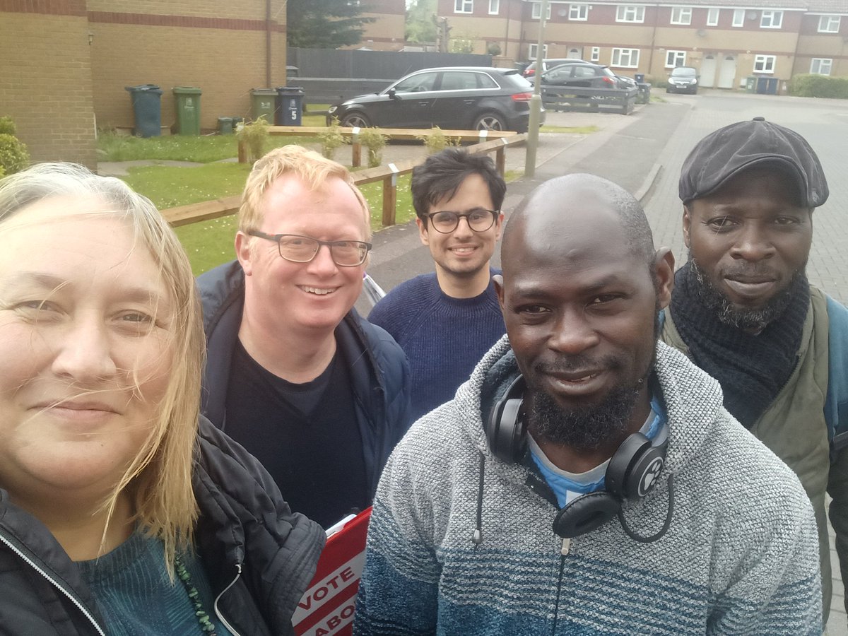 Great #LabourDoorstep team out in Blackbird Leys this afternoon having lots of good conversations with residents about reasons to vote Labour on May 2nd.