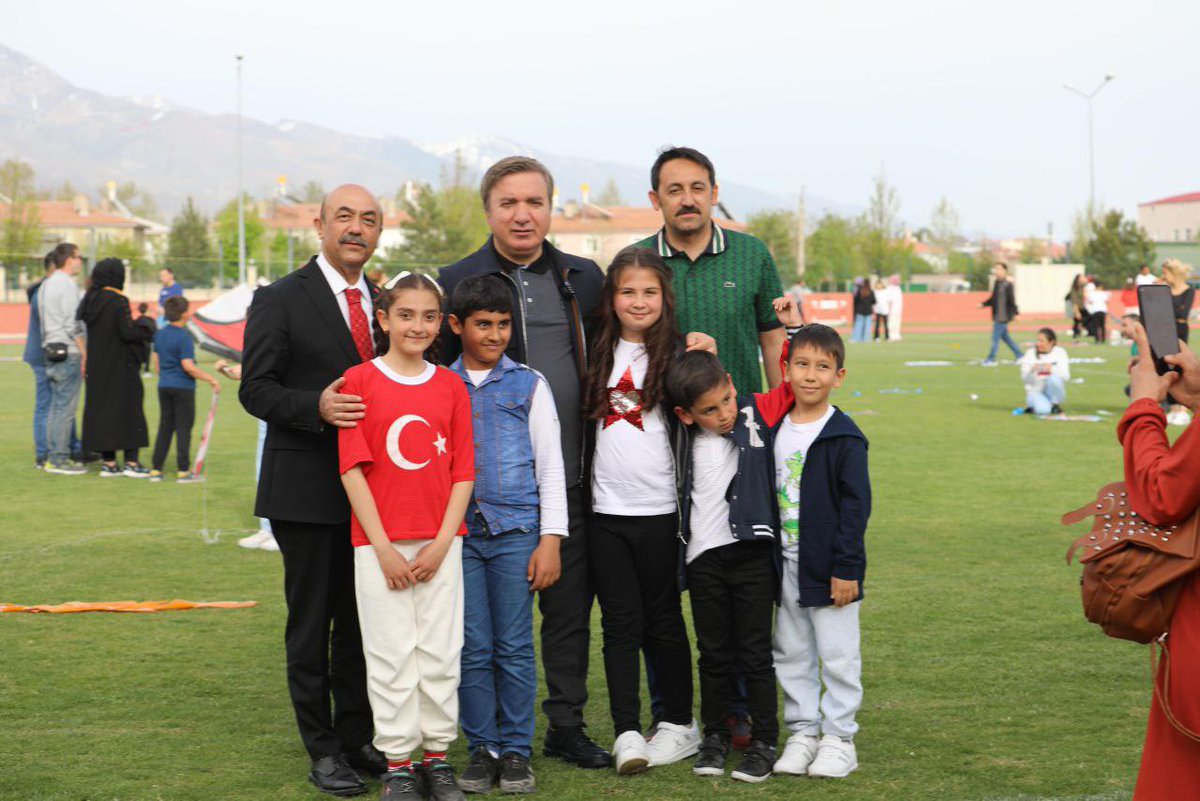 drhamzaydogdu's tweet photo. Bugün, bütün şehir  uçurtma şenliğindeydik…

İçimizdeki ��ocuğu keşfetmek ve beslemek için…

Oyunun büyüsünü, merakını ve rengini yaşamımıza katmanın mutluluğunu yaşadık.

 Bütün güzellikler, küçük ve anlamlı dokunuşlarla başlıyor… https://t.co/0uOcu7OAzm