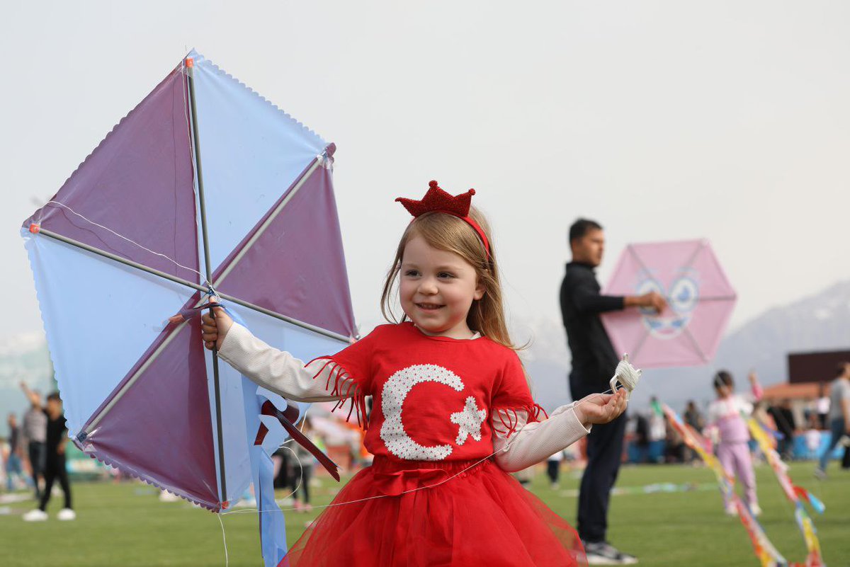 drhamzaydogdu's tweet photo. Bugün, bütün şehir  uçurtma şenliğindeydik…

İçimizdeki ��ocuğu keşfetmek ve beslemek için…

Oyunun büyüsünü, merakını ve rengini yaşamımıza katmanın mutluluğunu yaşadık.

 Bütün güzellikler, küçük ve anlamlı dokunuşlarla başlıyor… https://t.co/0uOcu7OAzm