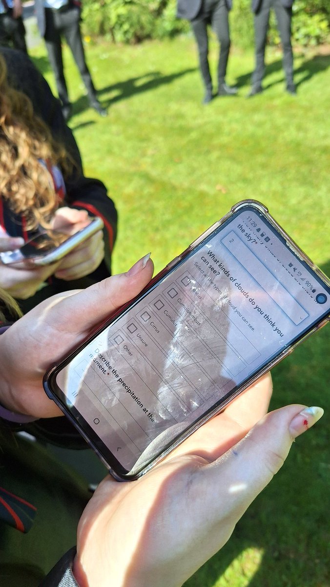 #HowIUsedGISToday The first anticyclone since January meant only one thing - GCSE pupils out in the sun using @ArcGISSurvey123 to gather more data on our ongoing weather survey!