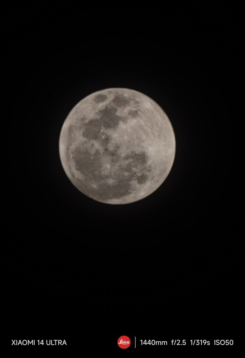 📸 #CameraFaceoff: Full Moon Edition 😍

#GalaxyS24Ultra vs #Xiaomi14Ultra 

1 - S24U 30x
2 - X14U 30x
3 - S24U 60x
4 - X14U 60x

🌕 It's Full Moon Day, and what better way to celebrate than with a camera faceoff between the Galaxy S24 Ultra and Xiaomi 14 Ultra's 30x and 60x zoom