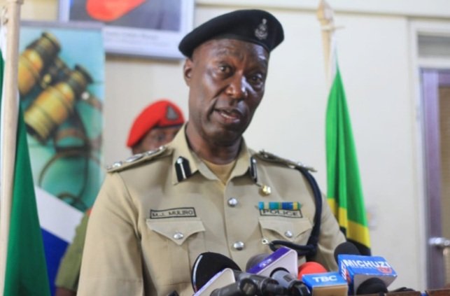 ExMayorUbungo's tweet photo. Muelezeni Afande Muliro nipo tayari kwa lolote.

Nimepokea taarifa kutoka katika kikao cha kamanda wa kanda maaluma ya Dar es Salaam, ACP Muliro Jumanne Muliro alichofanya leo na waandishi wa habari, ofisini kwake Jijini Dar es salaam.

Nimesikitika sana kuona Kamanda Muliro badala ya kutuambia wakazi wa Dar es Salaam usalama wetu ukoje na kwanini matukio ya watu kukamatwa na watu wanaojitambulisha kuwa ni polisi wanakutwa katika vyumba vya kuhifadhia maiti badala ya kupelekwa mahabusu za polisi au mahakamani.

Badala yake Afande Jumanne Muliro anaacha Jukumu lake la msingi anaishia kututisha mimi Boniface Jacob na Godlisten Malisa kwamba tunazua taharuki na kwamba atatuchukulia hatua za kisheria.

Nataka nimuondoe wasiwasi katika hilo, muda wowote Jeshi la Polisi likinihitaji wala wasipoteze muda au mafuta ya serikali wanitaarifu tu kupitia namba hizi 0712239595

Jukumu langu na wito wangu ni kuhakikisha Dar es salaam panakuwa mahala salama kwa wakazi wake wote kuishi na kufanya shughuli zao za kila siku.

Sitoacha kupaza sauti na kulisema Jeshi la polisi pale inapobidi wanaokiuka sheria, wanapofanya uzembe au wanaposhindwa kutekeleza majukumu yao.

Nina taarifa za familia nyingi kupoteza ndugu, jamaa, marafiki na wapendwa wao katika mazingira tatanishi bila maelezo sahihi kutoka Jeshi la polisi au kupata maelezo ya upelelezi wao umefikia wapi.

Wakati Muliro anazungumzia taarifa yangu ya Jana kuhusu kupotea na hatimaye kupatikana mwili wa marehemu Robert Mlanga Mushi,

Ajue leo tena nimechapisha habari nyingine mpya ya kupotea kijana mwingine mkazi wa Kimara na mjasiliamali wa kariakoo Bw.Peter Antony Mwamlima (28) ambaye hajulikani alipo siku ya saba sasa.

Kama jeshi la polisi limejitokeza kuanza kutujibu haya kwetu ni mafanikio makubwa ya kumtoa nyoka pangoni. Lakini, tunataka majibu sahihi siyo vitisho.

Wasitarajie tutanyamaza au kuogopa kuendelea kuwapigia kelele mpaka hali ya usalama jijini Dar es salaam itakapo tengamaa na kurejea katika utulivu wake.
Badala hii ya sasa vijana wanatoka majumbani lakini hawana uhakika wa kurudi katika familia zao.

Nitoe wito kwa Wananchi nchi nzima na hususani wakazi wa Dar es Salaam wale wote waliopotelewa na ndugu,Jamaa na watoto wao kuendelea kunipa taarifa kwa njia zozote zikiwemo za mitandao ya kijamii au namba zangu za simu 0712239595.

Imetolewa na;
Boniface Jacob 
Meya mstaafu, Kinondoni & Ubungo 
0712239595