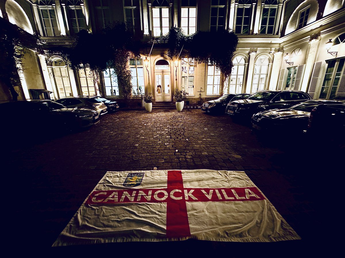 StanCollymore's tweet photo. Happy St George's Day 🏴󠁧󠁢󠁥󠁮󠁧󠁿

"The tearoom lady called me love. All the shop ladies called me love and most of the men called me mate. I hadn't been here twelve hours and already they loved me.” 

Bill Bryson https://t.co/8oN2wQLSZ1