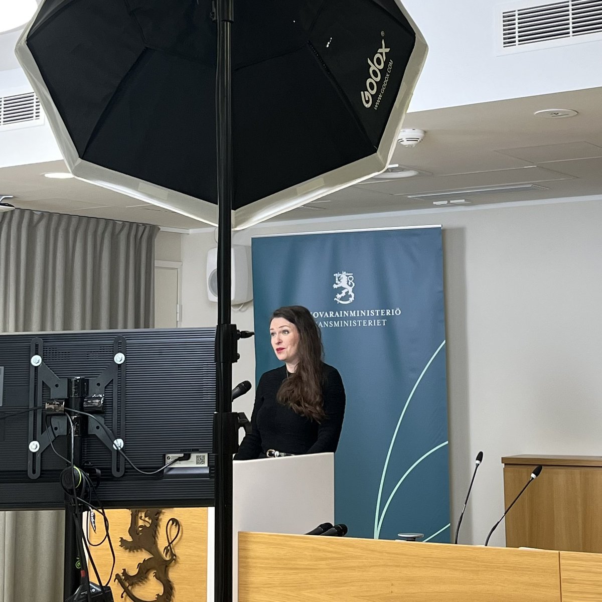 Digitalisaatio on merkittävä tekijä tehokkaamman ja sujuvamman hallinnon ja palvelujen taustalla. Suomi siirtyy asteittain kohti yhä digitaalisempia viranomaispalveluja, esimerkiksi sähköisiä viranomaisen viestejä. Tänään lanseerattiin #DigiEnsin -ohjelma asiantuntijoiden kanssa.