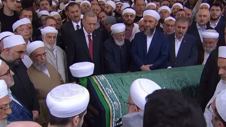 İsmailağa Cemaati lideri Hasan Kılıç için Fatih Camii'nde düzenlenen törene, Cumhurbaşkanı Recep Tayyip Erdoğan da katıldı.