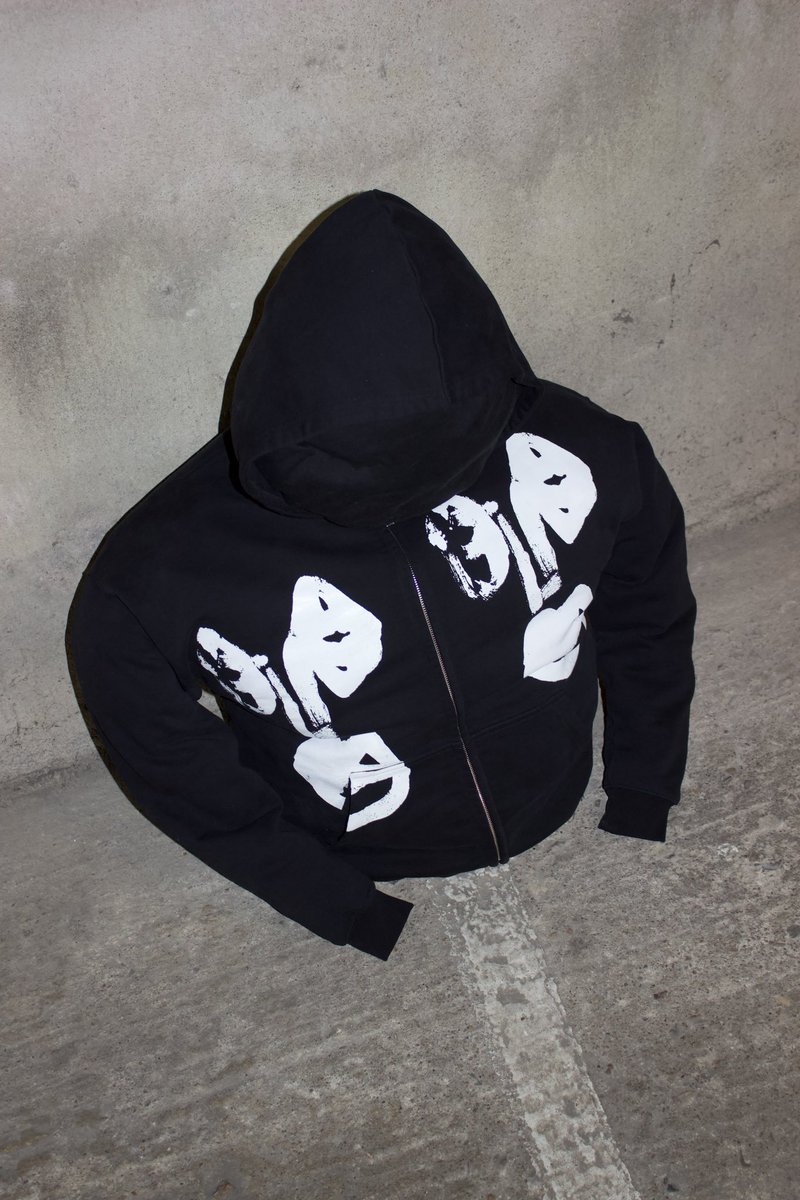 BOXY ZIP HOODIE “𝙳𝚄𝙰𝙻 𝙾𝙱𝚂𝙴𝚁𝚅𝙰𝚃𝙸𝙾𝙽”

PRE ORDER SOON !!! 

Made in Portugal
Printed in France
Boxy fit
500GSM : heavyweight 
2 ways zip-up YKK
French terry material