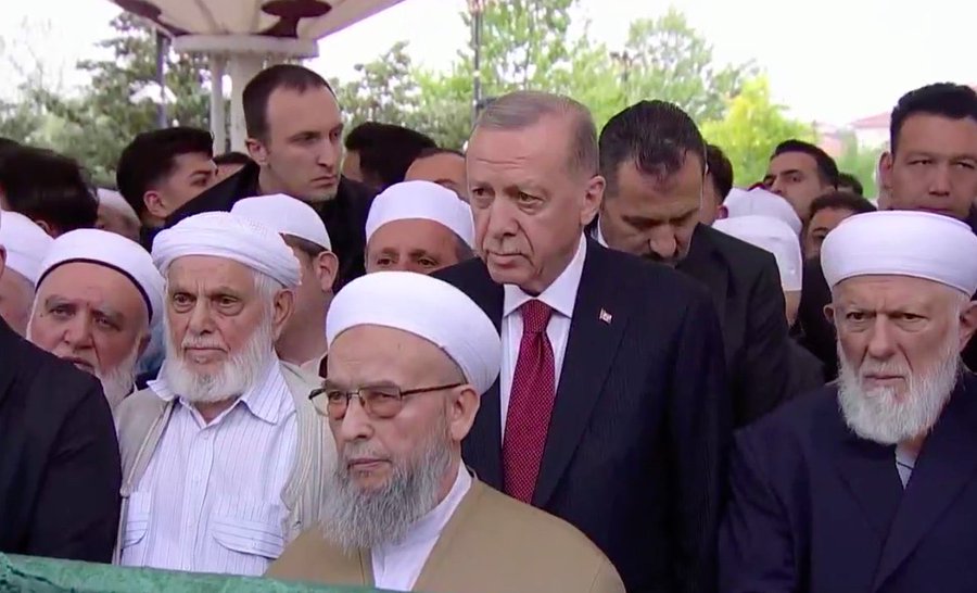 الرئيس اردوغان يشارك في جنازة #عبدالمجيد_الزنداني في اسطنبول 
#عظماء