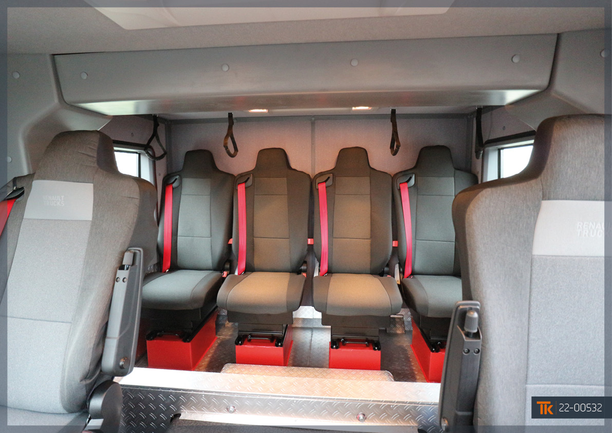 Passer d'une cabine de poids lourd Renault Trucks 2 places à 6 places ? Brevet Carrosserie le fait !

Découvrez cette série de 4 camions rallongés et une transformation de cabine alliant ergonomie et places assises supplémentaires &gt; toutenkamion-group.com/fr/actualite/r…