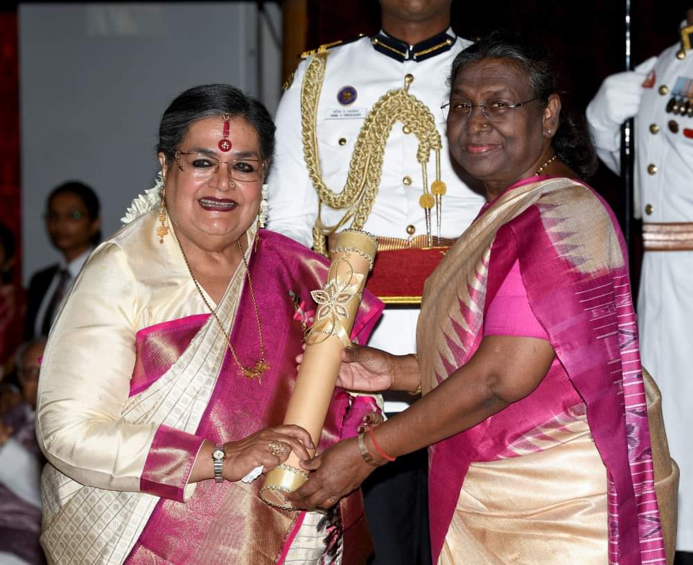 Veteran actor Mithun Chakraborty singer Usha Uthup was honoured with Padma Bhushan, India’s third-highest civilian award by President Droupadi Murmu . . . #ushauthup #mithunchakraborty #padmabhushanawardwinner #bollywood #music #president #droupadimurmu #proudmoment