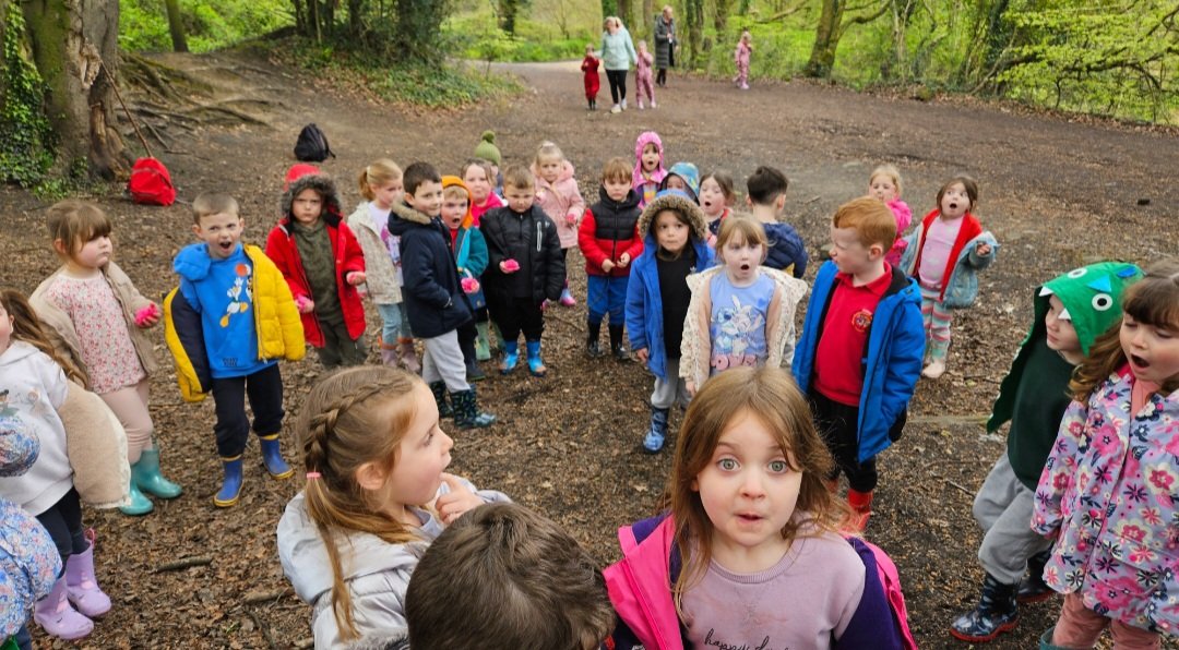 AbbeyPrim's tweet photo. ๐ณ๐ We had a great adventure in Forest School today. We explored the woods, played hide and seek, tried to dodge the mud monster and finished off with hot chocolate and a biscuit. Thanks Mrs Anderson! ๐๐ณ #ForestSchool #Article29 #ReceptionSP https://t.co/PKyRJvmZIT