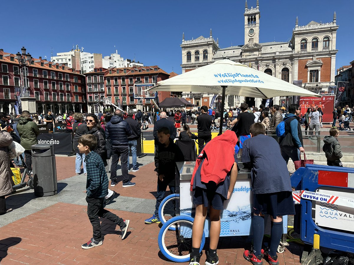 🏀Gran ambiente en Circuito 3x3 <a href="/caixabank/">CaixaBank</a> en la Plaza Mayor de Valladolid donde no podía faltar nuestro #aquagrifo
¡Deporte y agua del grifo, éxito fijo!