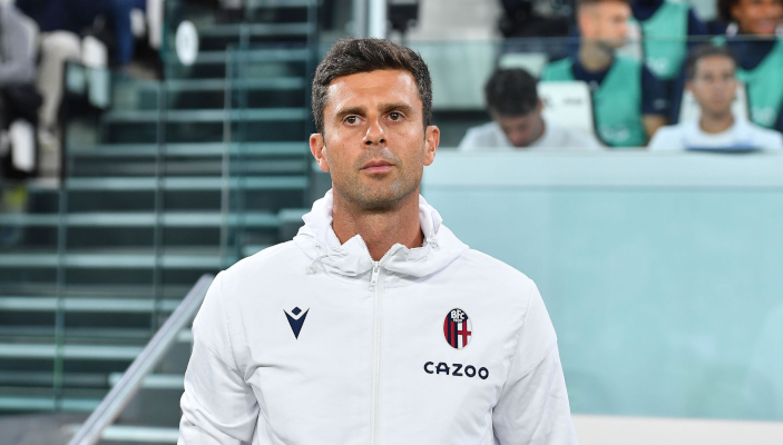 🗓️ Tarihler 12 Eylül 2022'yi gösterdiğinde, Bologna'nın yeni teknik patronu Thiago Motta oluyordu. Bu tercih insanların kafasında soru işareti oluştuyordu, Motta önceki kulübü Spezia'da 40 maçta 0.98 puan ortalaması tutturabilmişti.
