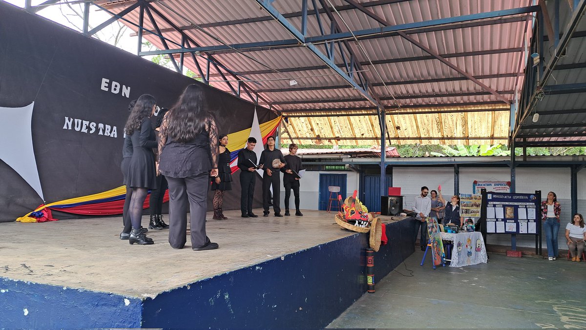Con  Cantos waraos entre otros nos delita hoy el coro de la UNET acompañados de la prof. Yngrid Cote, quienes se presentan en la inauguración del coro de la escuela. #VivaLaMúsicaVenezolana <a href="/Berzabethg1/">Berzabethgandicaoficial</a> <a href="/EB_SIMONBOLIVAR/">E.B. Simón Bolívar</a> <a href="/Crazet2011/">Crazet2011</a> @MPPEDUCACION <a href="/MPPEU_Ve/">MPPEU_Ve</a>