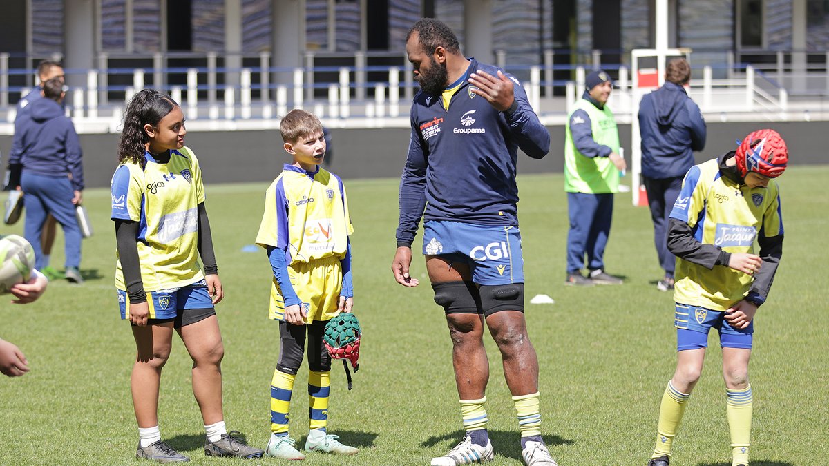 ASMOfficiel's tweet photo. 𝙇𝙚𝙨 𝙐14 𝙙𝙚 𝙡'𝘼𝙎𝙈 𝙨𝙪𝙧 𝙡𝙖 𝙥𝙚𝙡𝙤𝙪𝙨𝙚 𝙙𝙪 𝙈𝙞𝙘𝙝𝙚𝙡𝙞𝙣
Les jeunes de l' @Asm_Omnisports se sont entraînés sur la pelouse du #Michelin après la séance du groupe professionnel.
De bons moments et de beaux souvenirs pour les jeunes pousses du club.
#OneASM #YellowArmy