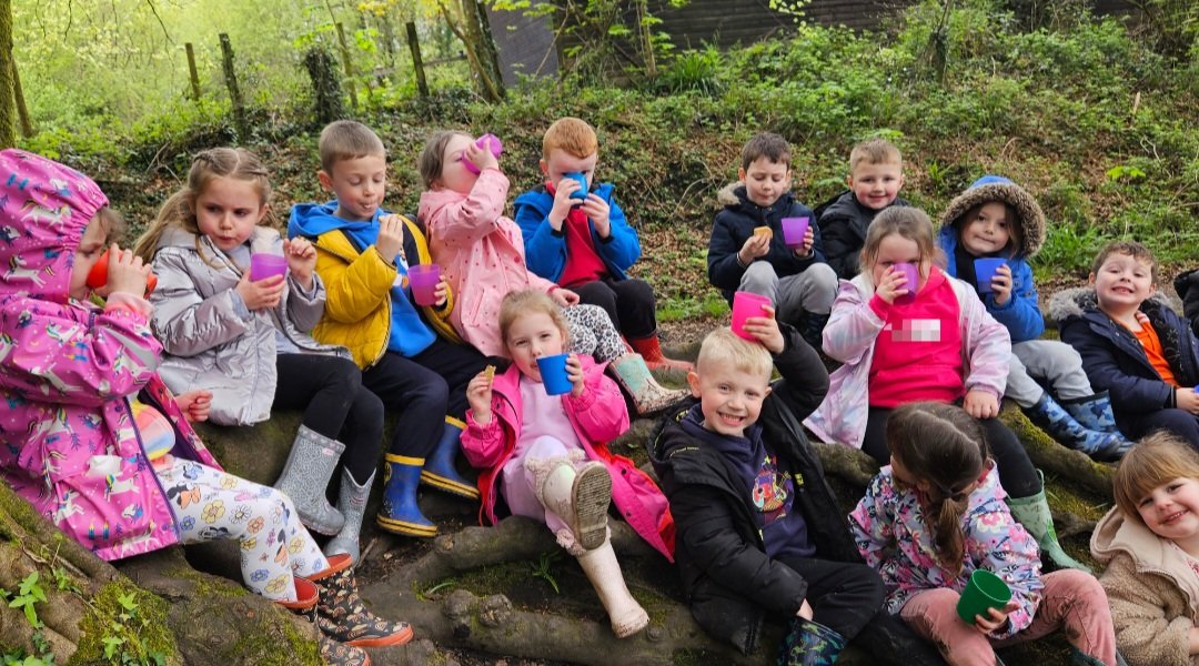 AbbeyPrim's tweet photo. ๐ณ๐ We had a great adventure in Forest School today. We explored the woods, played hide and seek, tried to dodge the mud monster and finished off with hot chocolate and a biscuit. Thanks Mrs Anderson! ๐๐ณ #ForestSchool #Article29 #ReceptionSP https://t.co/cYKMbNdsaV