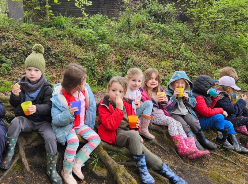 AbbeyPrim's tweet photo. ๐ณ๐ We had a great adventure in Forest School today. We explored the woods, played hide and seek, tried to dodge the mud monster and finished off with hot chocolate and a biscuit. Thanks Mrs Anderson! ๐๐ณ #ForestSchool #Article29 #ReceptionSP https://t.co/cYKMbNdsaV