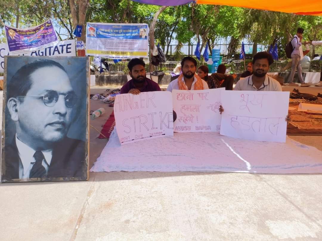 AdvMayankSingh's tweet photo. Dalit students protest transform into hunger strike When the BBAU administration get failed to give justice, Dalit students go on hunger strike on the 6th day of protest...
@rashtrapatibhvn @EduMinOfIndia @dpradhanbjp @narendramodi @NCSC_GoI #BBAU #StandWithBBAU https://t.co/17YwKefbbz