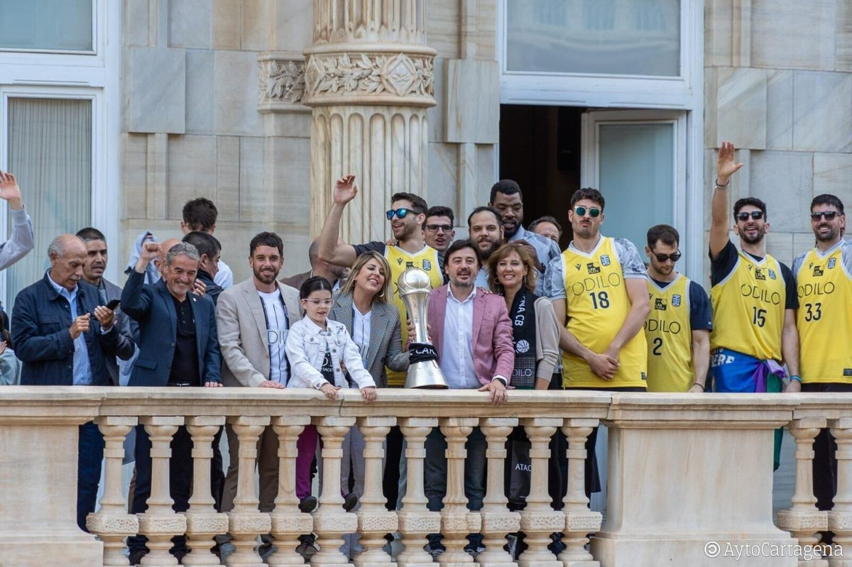 LetminoAI's tweet photo. ¡Somos LEB Oro!🏀🥇La alcaldesa de Cartagena, @NoeliaArroyoHer, recibió al @cb_cartagena en el Palacio Consistorial para celebrar su victoria y el ascenso a la Liga LEB Oro tras casi 35 años. ¡Es el inicio de nuevos triunfos para nuestro equipo! 🙌 #VamosCebé #ODILOCartagena https://t.co/G5QDLDJhp9