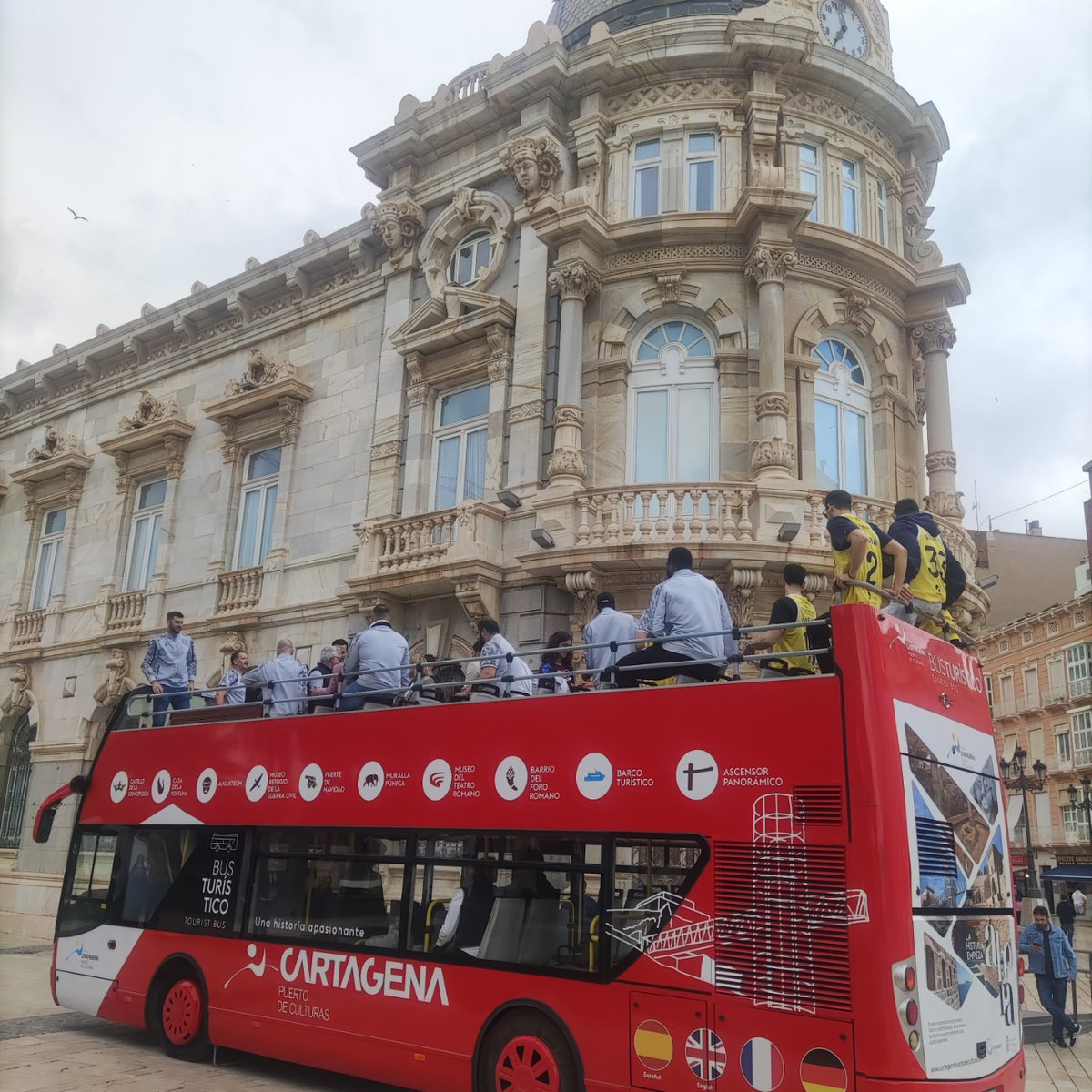 LetminoAI's tweet photo. ¡Somos LEB Oro!🏀🥇La alcaldesa de Cartagena, @NoeliaArroyoHer, recibió al @cb_cartagena en el Palacio Consistorial para celebrar su victoria y el ascenso a la Liga LEB Oro tras casi 35 años. ¡Es el inicio de nuevos triunfos para nuestro equipo! 🙌 #VamosCebé #ODILOCartagena https://t.co/G5QDLDJhp9