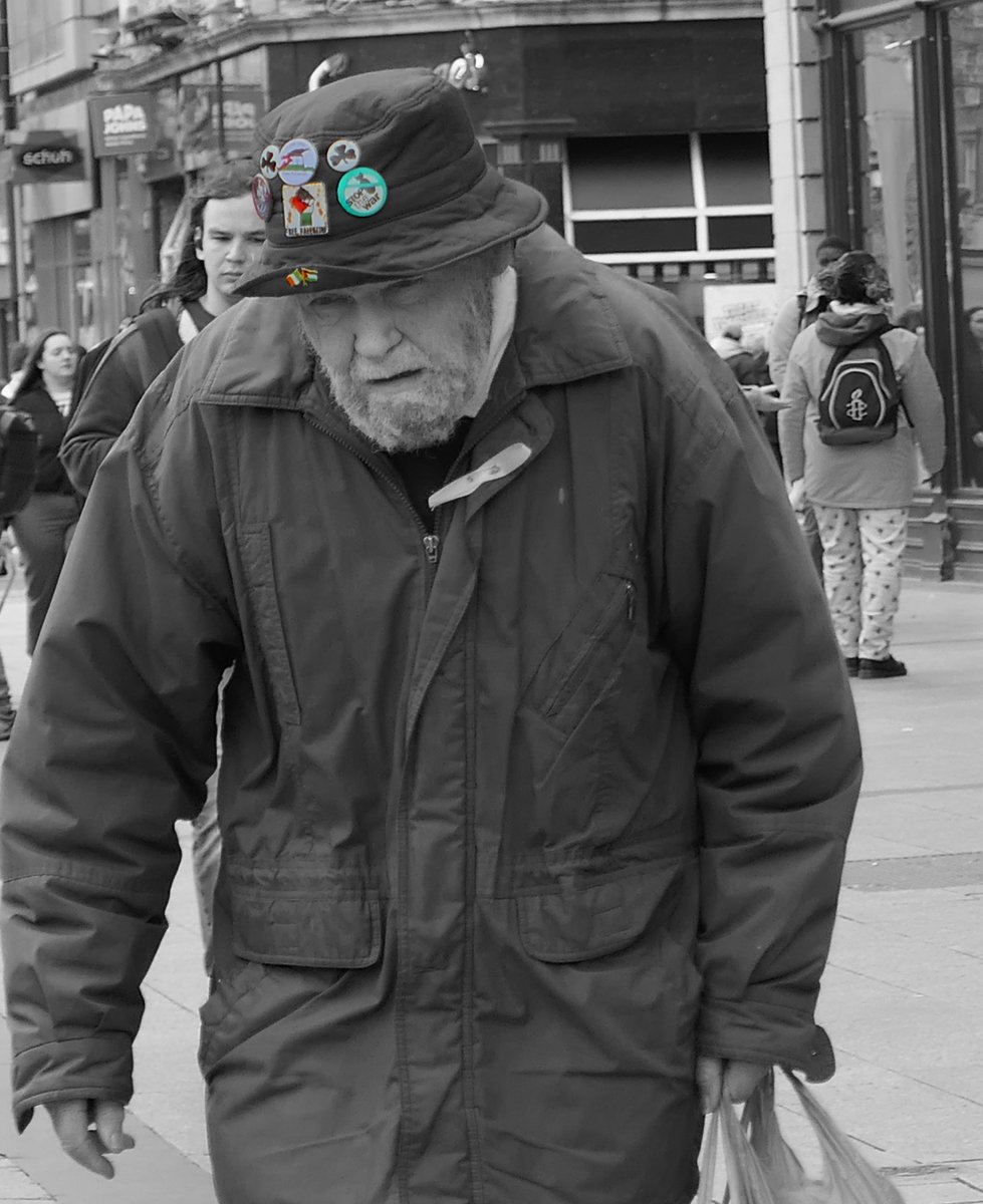 (Yes this is a repost from my main lol)Was doing my #photography around #Dublin found this lovely gent(Colm)and his amazing hat. Had to grab a photo of him solidarity with Palestine is always a vibe!!! Saoirse don Phalaistín #CeasefireNOW #FreePalesine #GazaGenocide