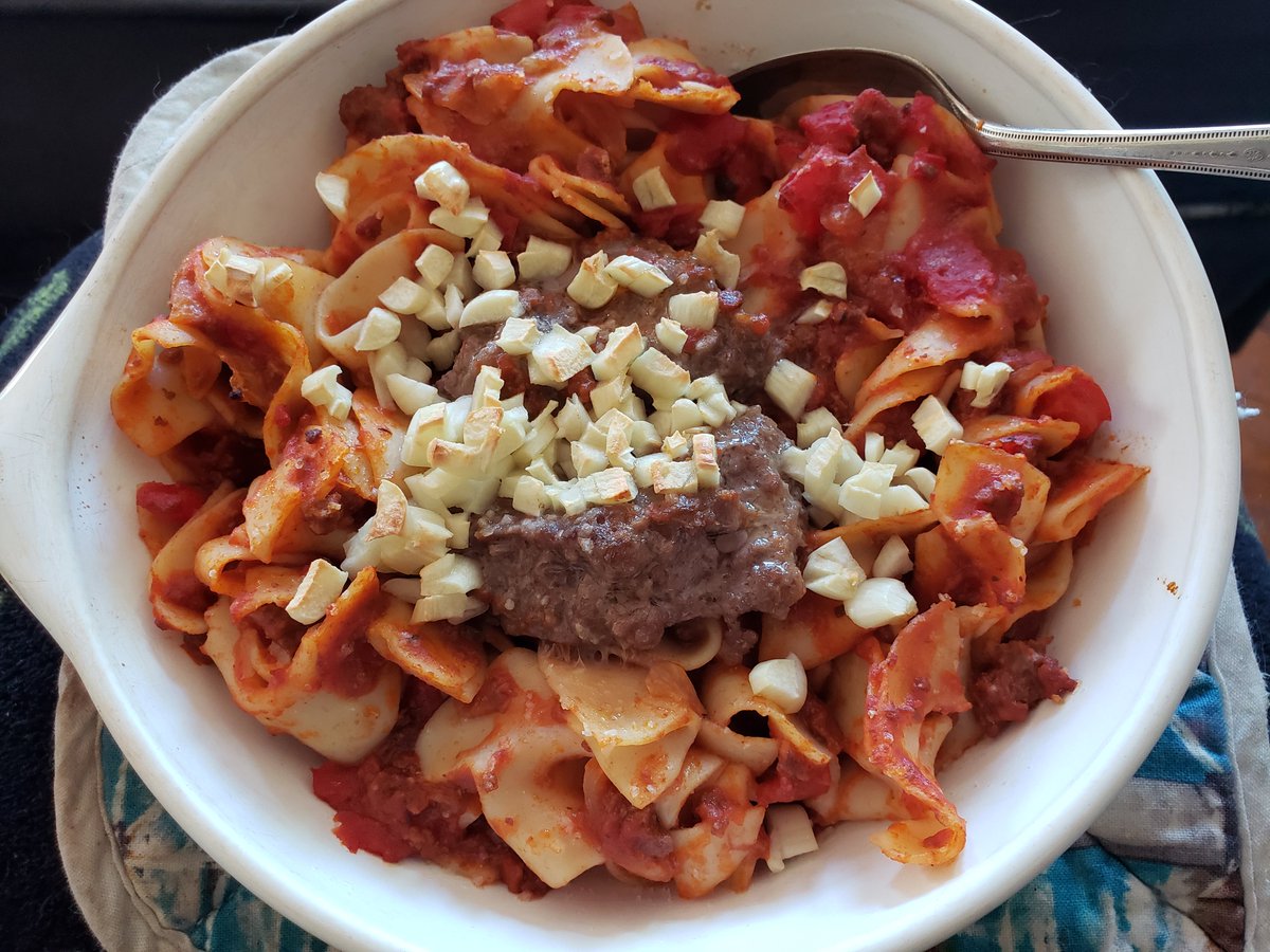 covertress's tweet image. Egg Noodles (extra wide, dumpling) with homemade pasta sauce (Cento San Marzano peeled tomatoes, tomato paste, onion, garlic, Wagyu burger) topped with more Wagyu burger and fresh garlic 😋 #cookingforone