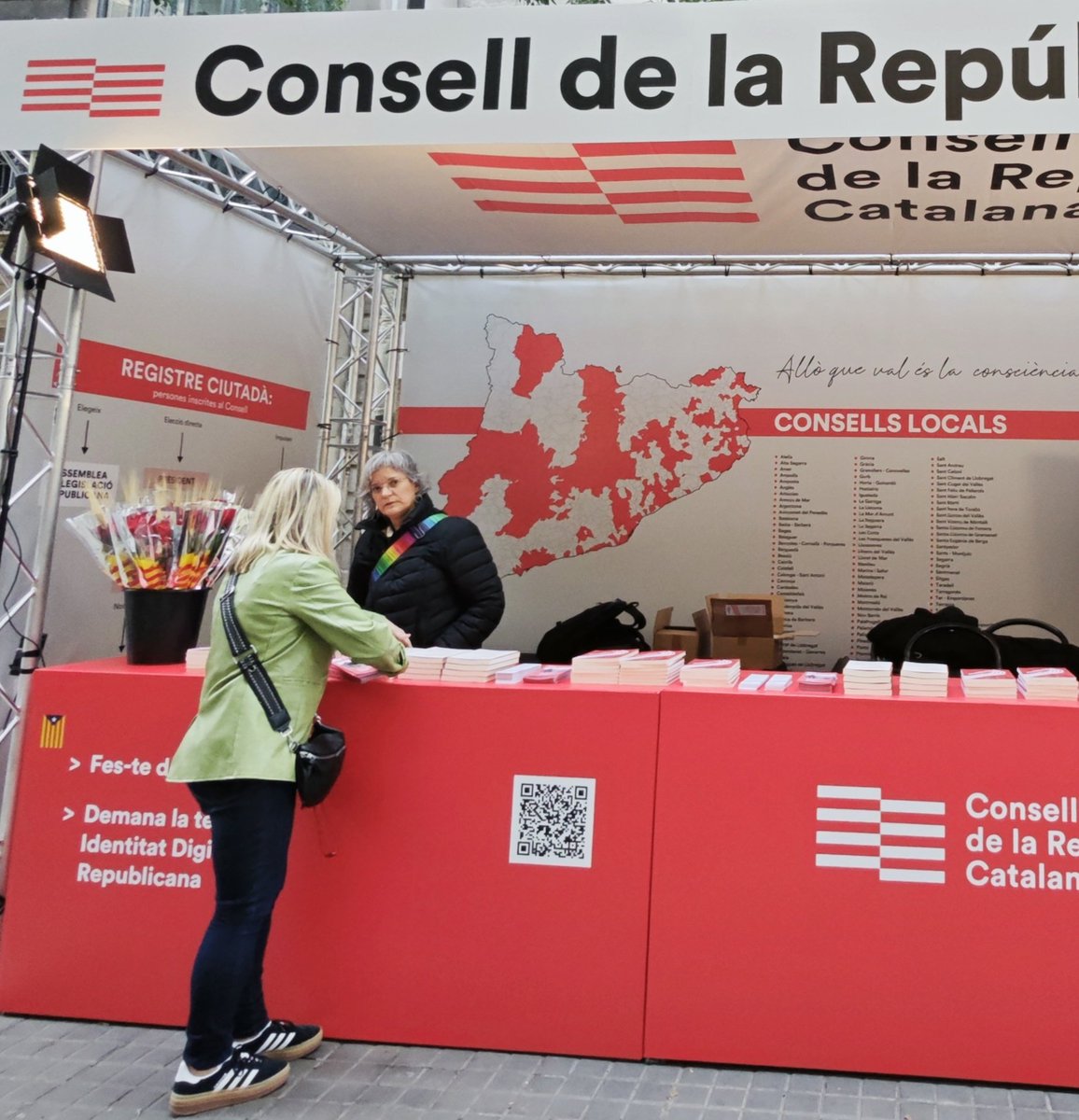 RE_SantMartiBCN's tweet photo. Perquè #DefensemL1Oct, perquè les gestes no són només llegendes.
Perquè els herois són els qui somien la #Llibertat i hi lluiten per ella.
#Catalunya tindrà #Independència i vencerem tots els dracs.
Per això... FES-TE del @ConsellRep
#SantJordi2024
#PreparemNos https://t.co/dRpeWjG9rZ