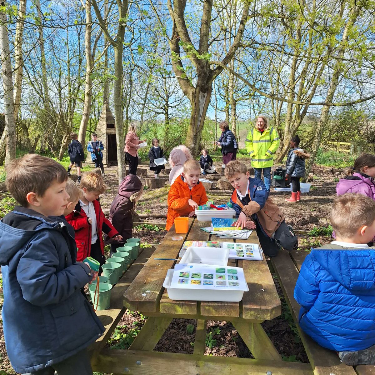 Loved visiting the P1-3 class at Lilliesleaf Primary this afternoon. We enjoyed an invertebrate hunt in the sunshine in their amazing nature garden! Looking forward to welcoming you to Old Melrose next week 🌳 #Destinationtweeduk #heritagelotteryfund #EUWader