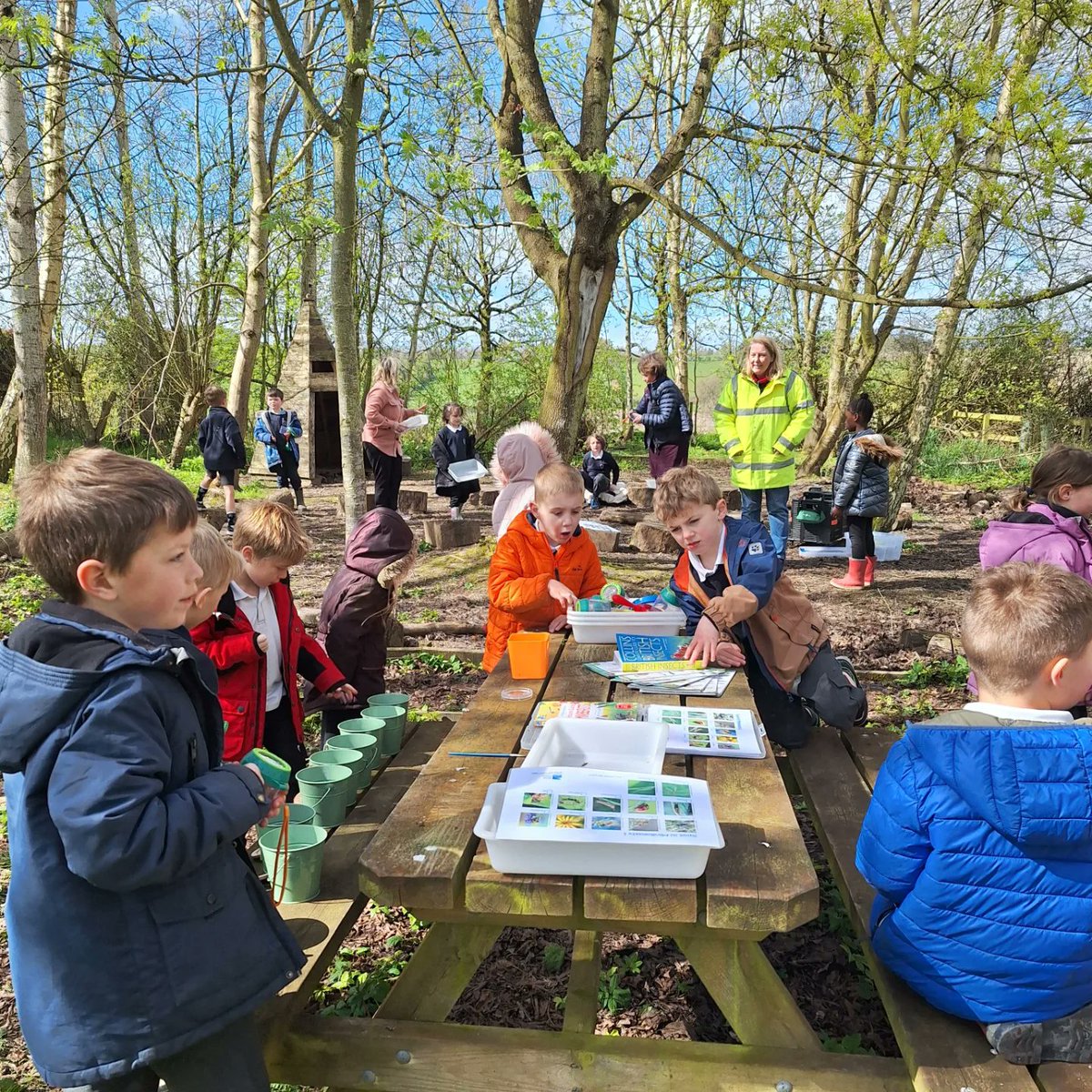 Loved visiting the P1-3 class at Lilliesleaf Primary this afternoon. We enjoyed an invertebrate hunt in the sunshine in their amazing nature garden! Looking forward to welcoming you to Old Melrose next week 🌳  #Destinationtweeduk #heritagelotteryfund #EUWader