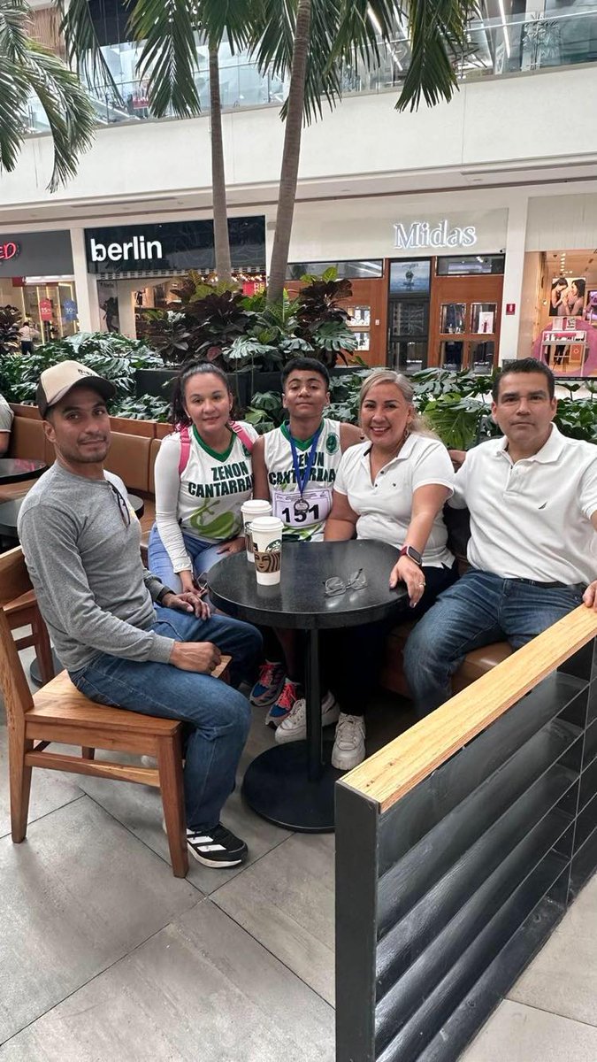 Feliz cumpleaños a mi Padrino <a href="/JoseOrdazDiaz/">Pp🦀</a> que la pase fenomenal hoy y siempre rodeado de todos su seres queridos, un abrazo cumpleñero 🦀🦀🎂🎊🎁🥇