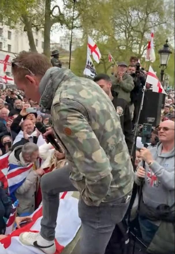 Last week Jude Bellingham was praised for his respect as he avoided walking on the Man City crest. Here's Loz Fox not affording the English flag the same respect. #ProudToBeEnglish