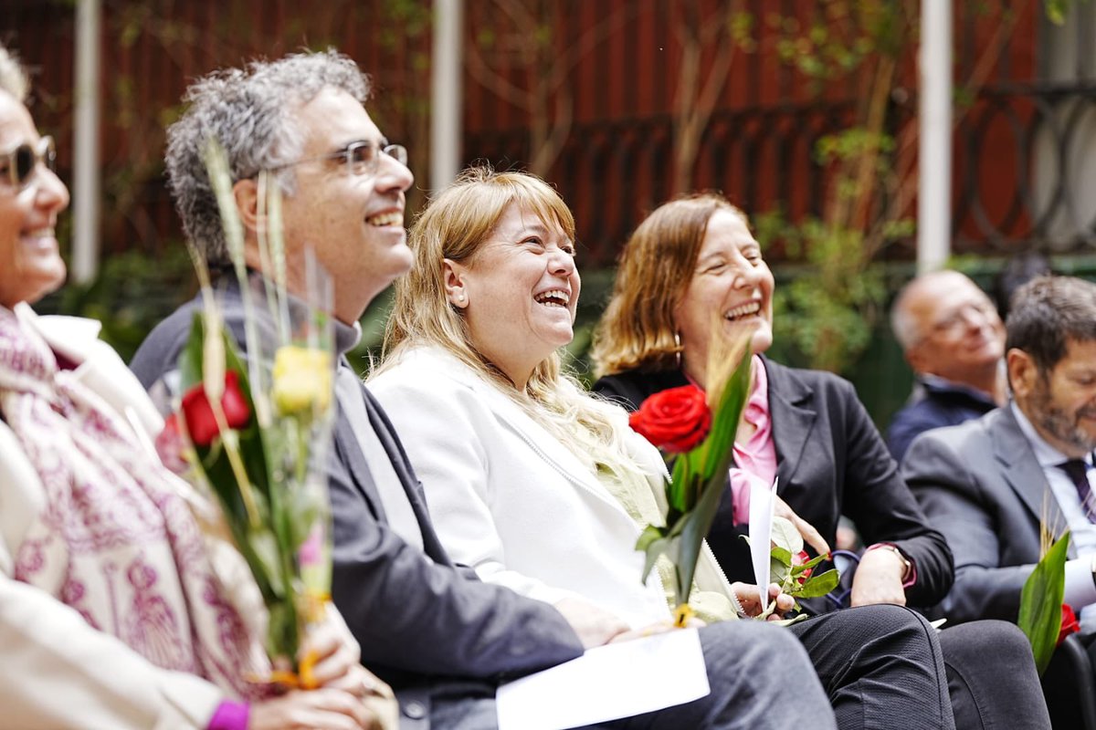 Quin goig que fan els carrers avui i quina gran celebració de la cultura catalana! 🌹💚 Llegim, compartim 📚 Fem-ho cada dia! #SantJordi2024