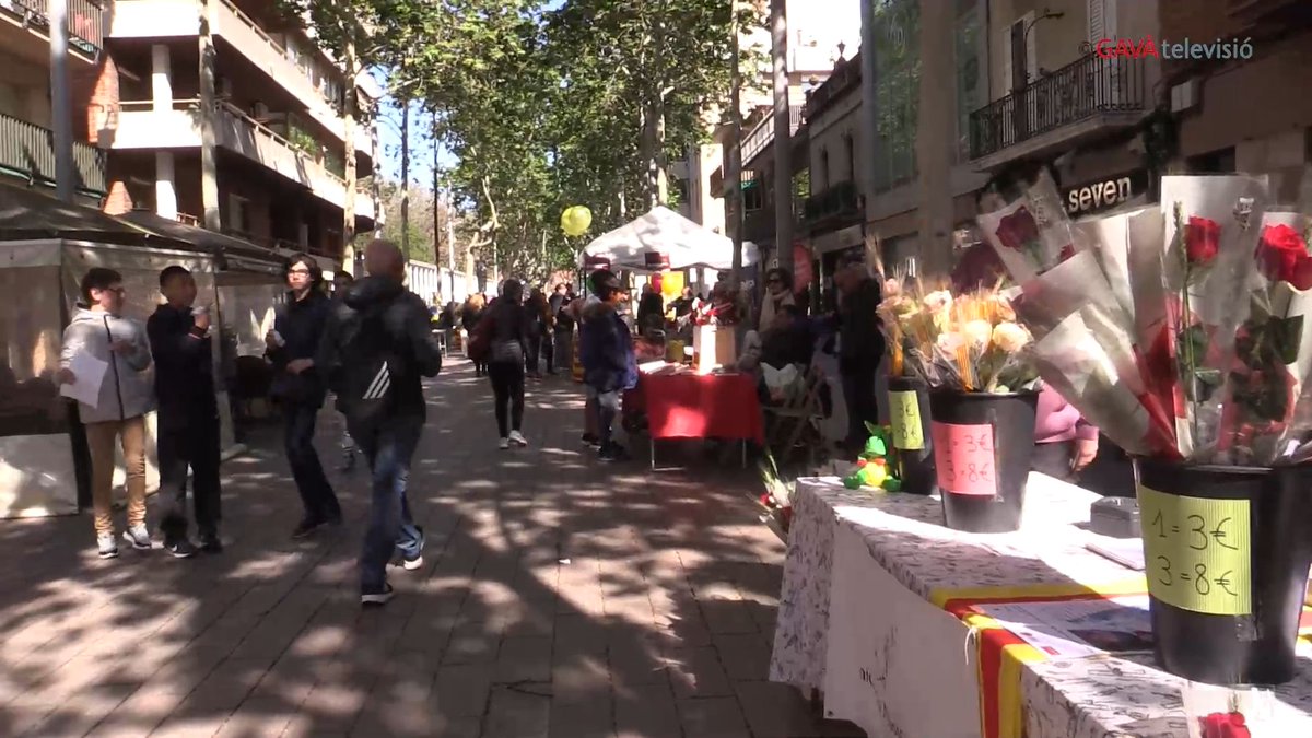 Els partits polítics, a dos dies de l'inici de la campanya electoral, també són a la Rambla aquest Sant Jordi. #Gavà 
👉gavatv.cat/els-partits-po…