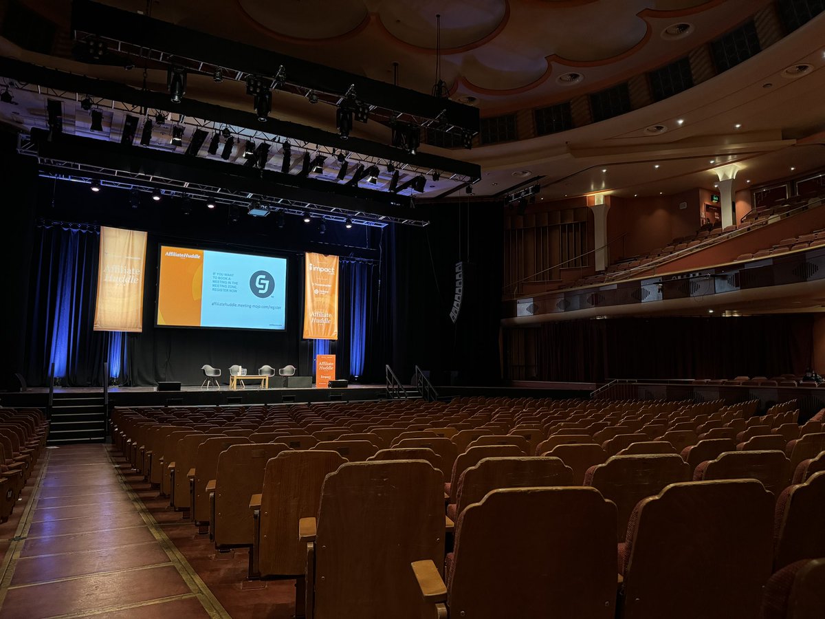 AdamLeyton's tweet photo. A very worthwhile trip to Brighton for #AffiliateHuddle! Thanks to all the fantastic panel speakers! 👏 Heading for the airport now to collapse/drink some fizz. Will make sure to plan it more than 48 hours in advance next time! 😂 https://t.co/asB8lJOlPs