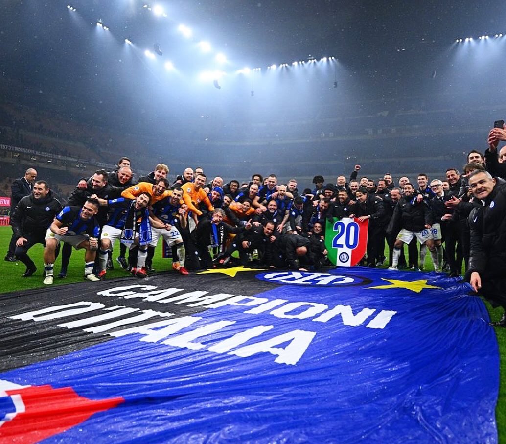 Benvenuta, Seconda Stella. ⭐️⭐️

Questo scudetto rimarrà per sempre, avendo reso felici milioni di tifosi interisti in ogni angolo del mondo.

Grazie ragazzi, grazie a tutti voi, a questo gruppo straordinario, ai nostri fantastici tifosi. Godiamoci un trionfo leggendario, magico.