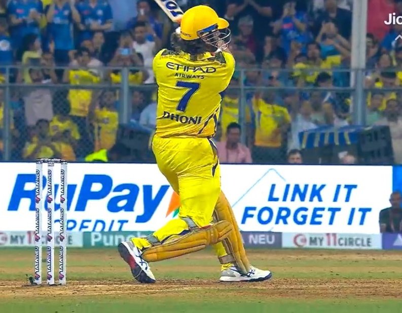 Swag se swagat har stadium me when he entered on the field phone flash lights, camera is on the best finisher in the world 🔥🔥💯👏 finished the innings with 4 that's Ms Dhoni for you 

#CSKvLSG #MSDhoni #MahendraSinghDhoni #ChennaiSuperKings #Thala