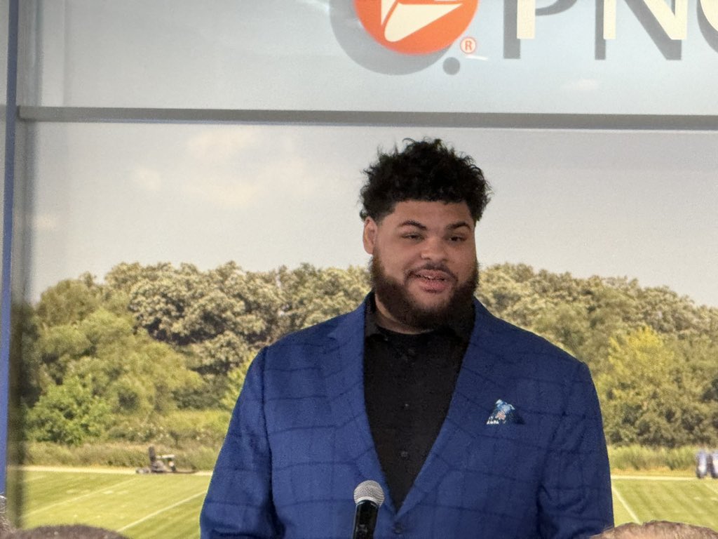 Darnell Wright is the rookie winner of the Brian Piccolo Award. #Bears