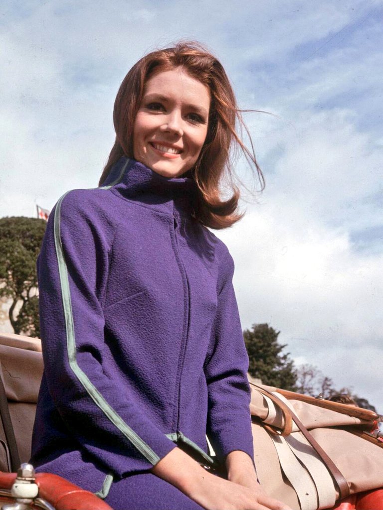 📸 End your day on a stylish note with the timeless elegance of Diana Rigg as Emma Peel. Wishing you all a splendid evening! #EmmaPeel #DianaRigg #GoodEvening