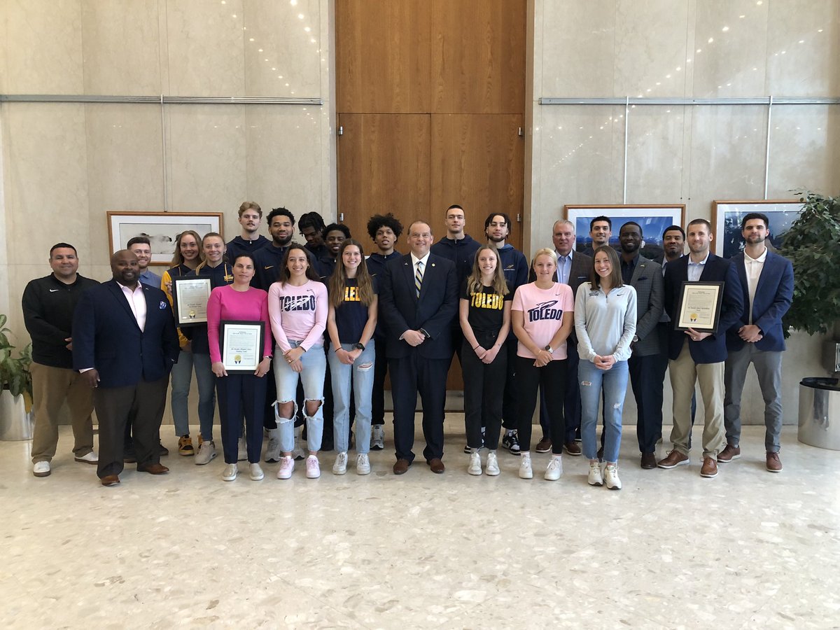 Thank you @wadekaps for the official mayoral proclamation of congratulations and for meeting with MAC champs @Toledo_MBB, @ToledoWBB and @ToledoXCTF today! #TeamToledo